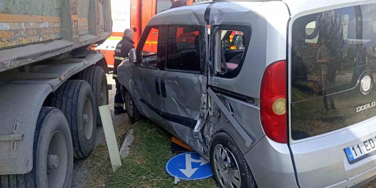 Hatay’da Trafik Levhasına Çarpan Sürücü Yaralandı