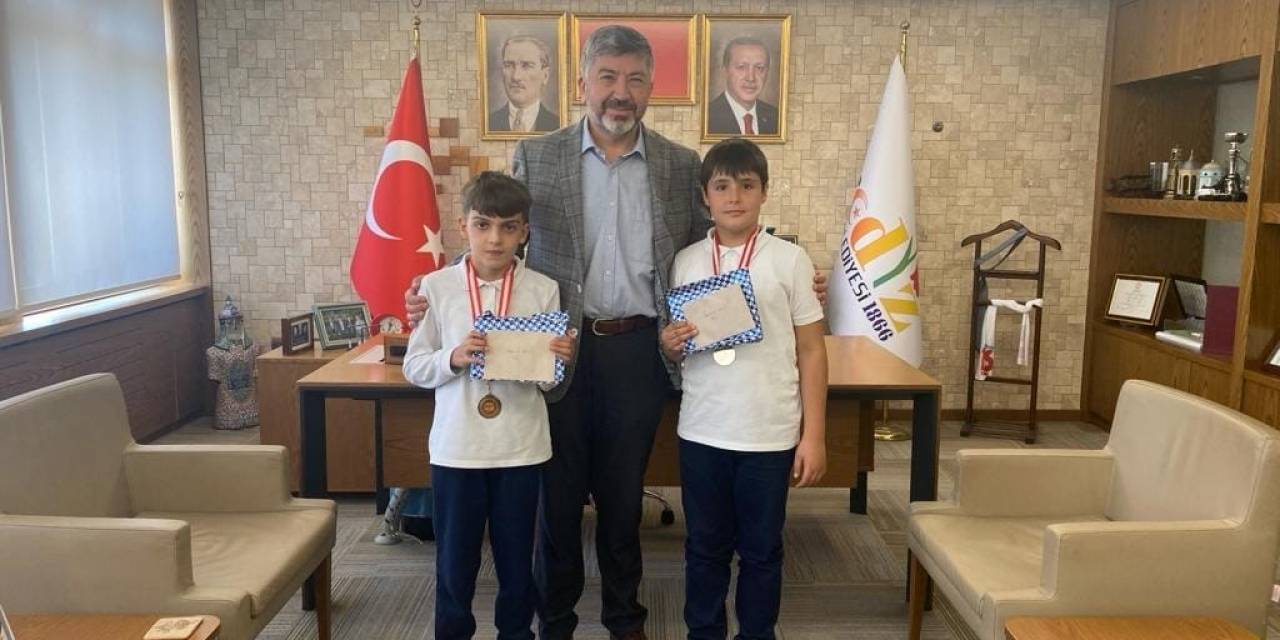 Gediz’de Yüklü Miktarda Para Bulan İlkokul Öğrencilerinden Örnek Davranış