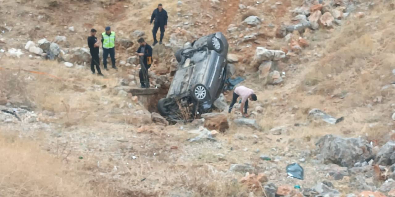 Kontrolden Çıkan Araç Şarampole Yuvarlandı: 3 Yaralı