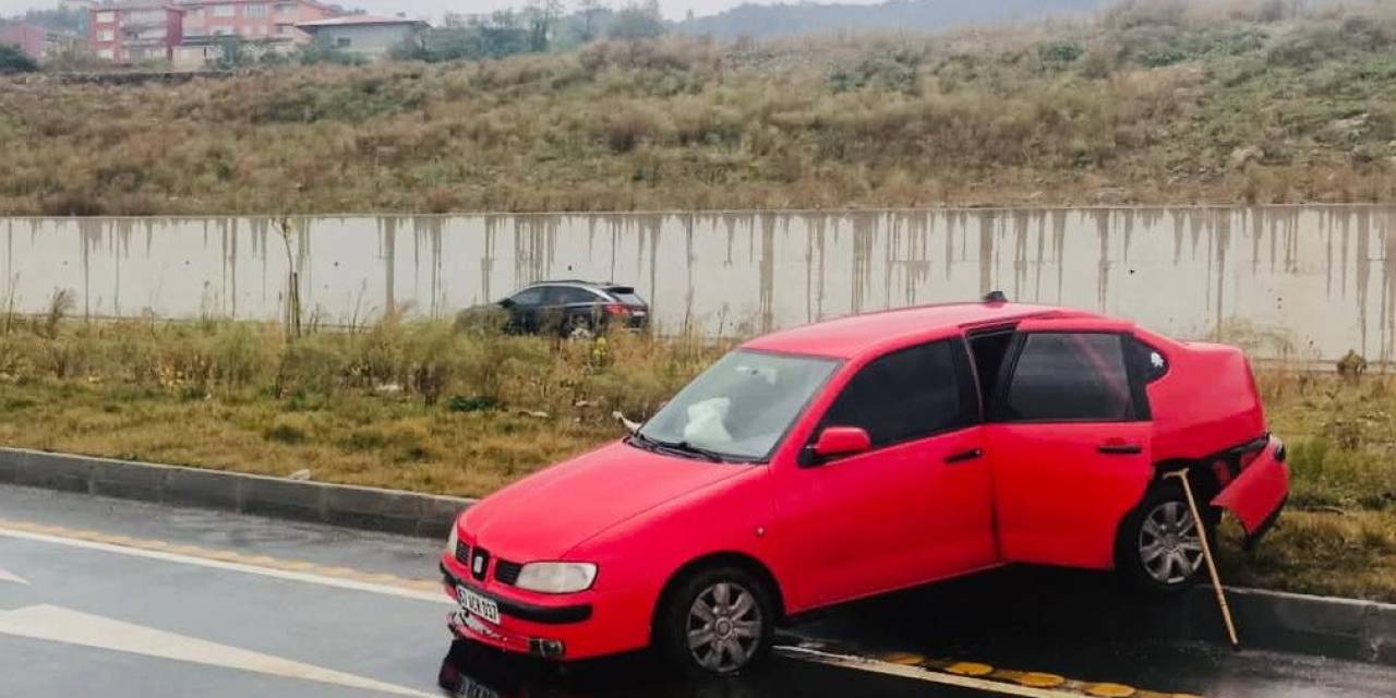 Otomobil Kaldırıma Çarparak Durabildi: 1 Yaralı
