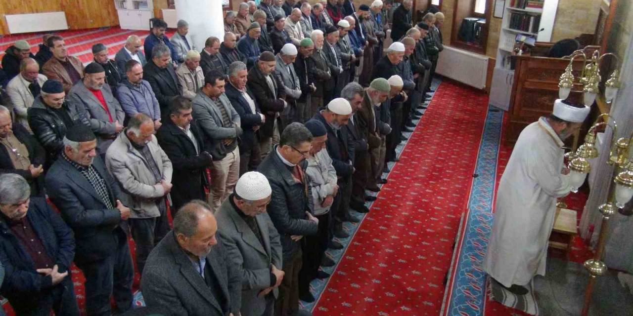 Filistin’de Hayatını Kaybedenler İçin Gıyabi Cenaze Namazı Kılındı