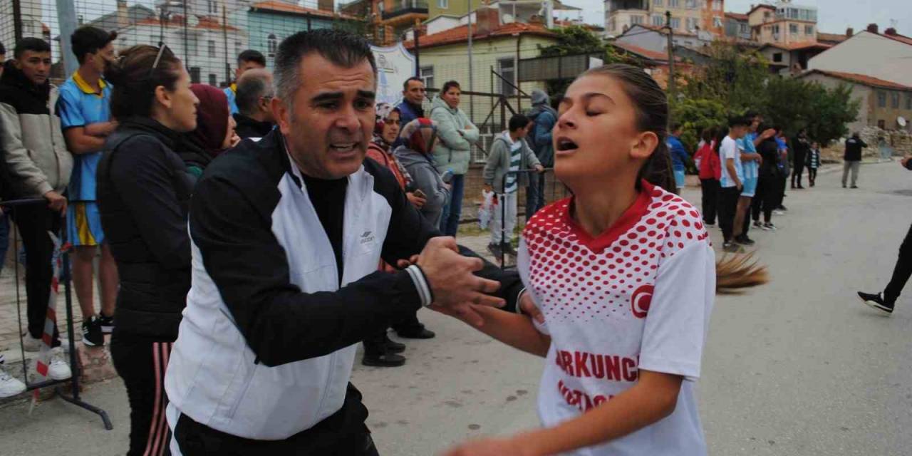 Koşuda Birinci Olan Öğrenci Baygınlık Geçirip Gözyaşlarına Boğuldu