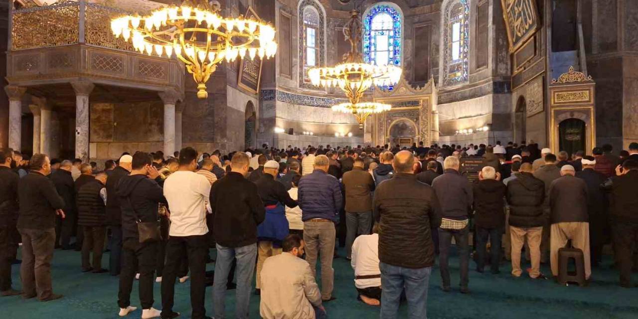 Ayasofya Camii’nde Filistin’de Öldürülenler İçin Gıyabi Cenaze Namazı Kılındı