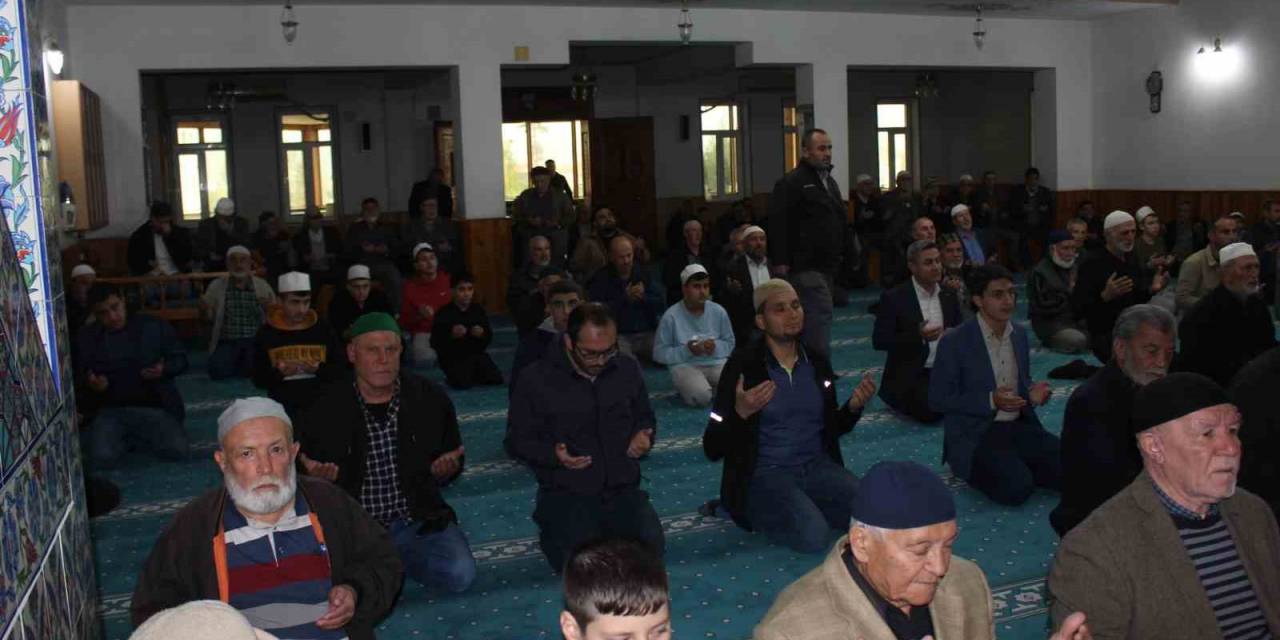 Filistin’de Hayatını Kaybedenler İçin Gıyabi Cenaze Namazı Kılındı