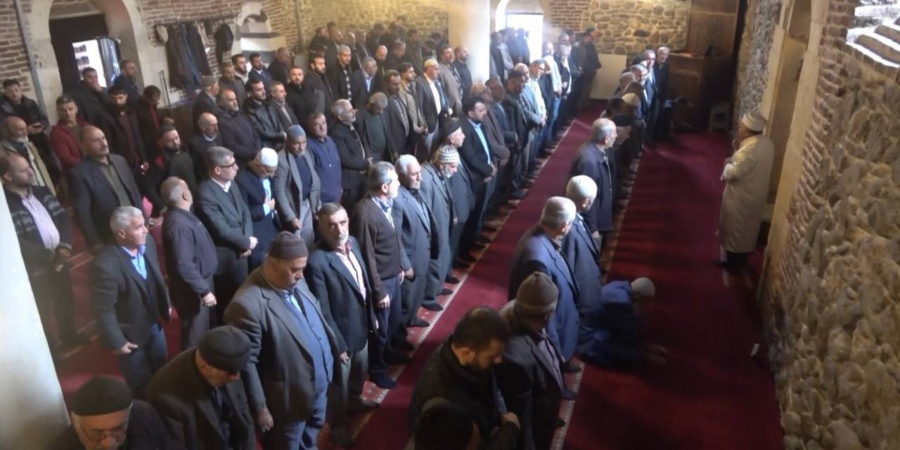 Gazze’de Hayatını Kaybedenler İçin Gıyabi Cenaze Namazı Kılındı