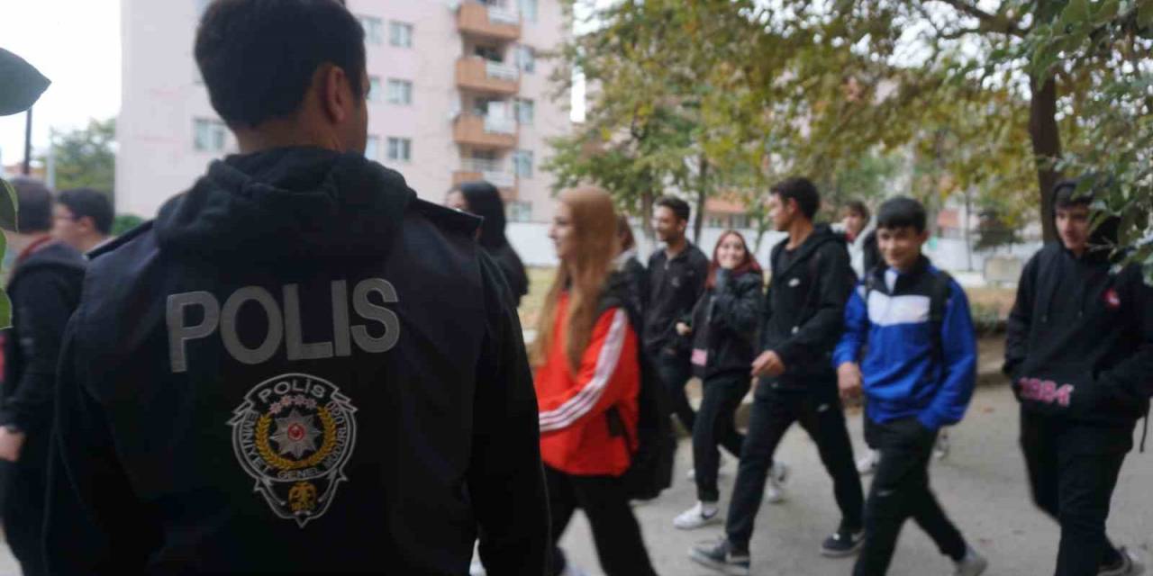 Polis Ekipleri Okul Çevrelerindeki Denetimlerini Arttırdı