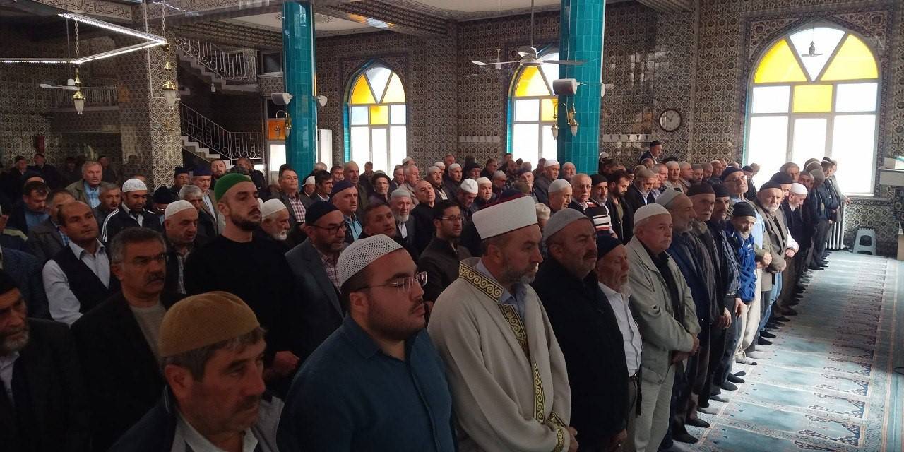 Filistin’de Hayatını Kaybedenler İçin Gıyabi Cenaze Namazı Kılındı