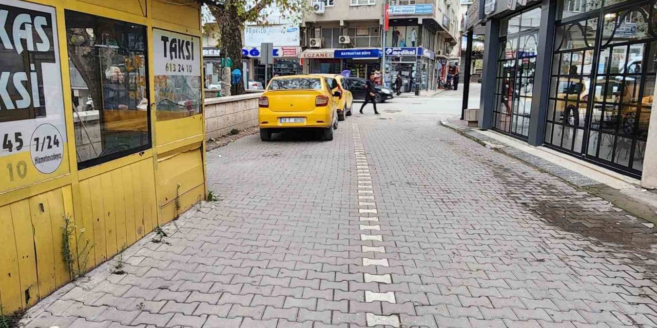 Taksiciyi Kalbinden Bıçakladı, Cinayet Aletini Emanet Bıraktı