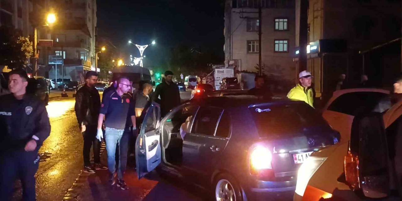 Kayan Otomobil Başka Otomobile Çarptı: 3 Yaralı