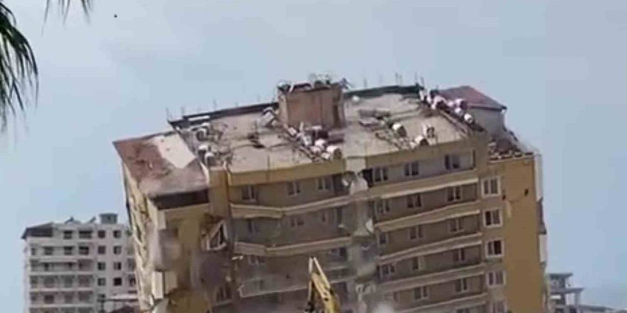 Halatla Çekilerek Yıkılan 9 Katlı Binanın Yerle Bir Olma Anı Kamerada