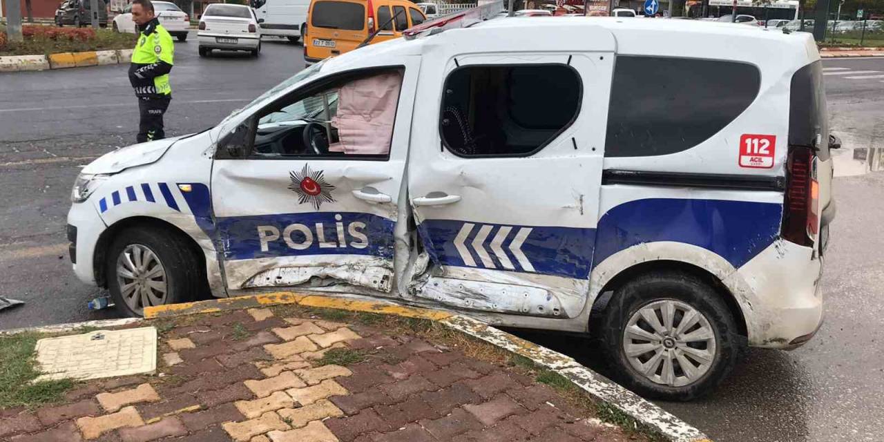 Elazığ’da Polis Aracı İle Otomobil Çarpıştı: 2 Polis Yaralandı