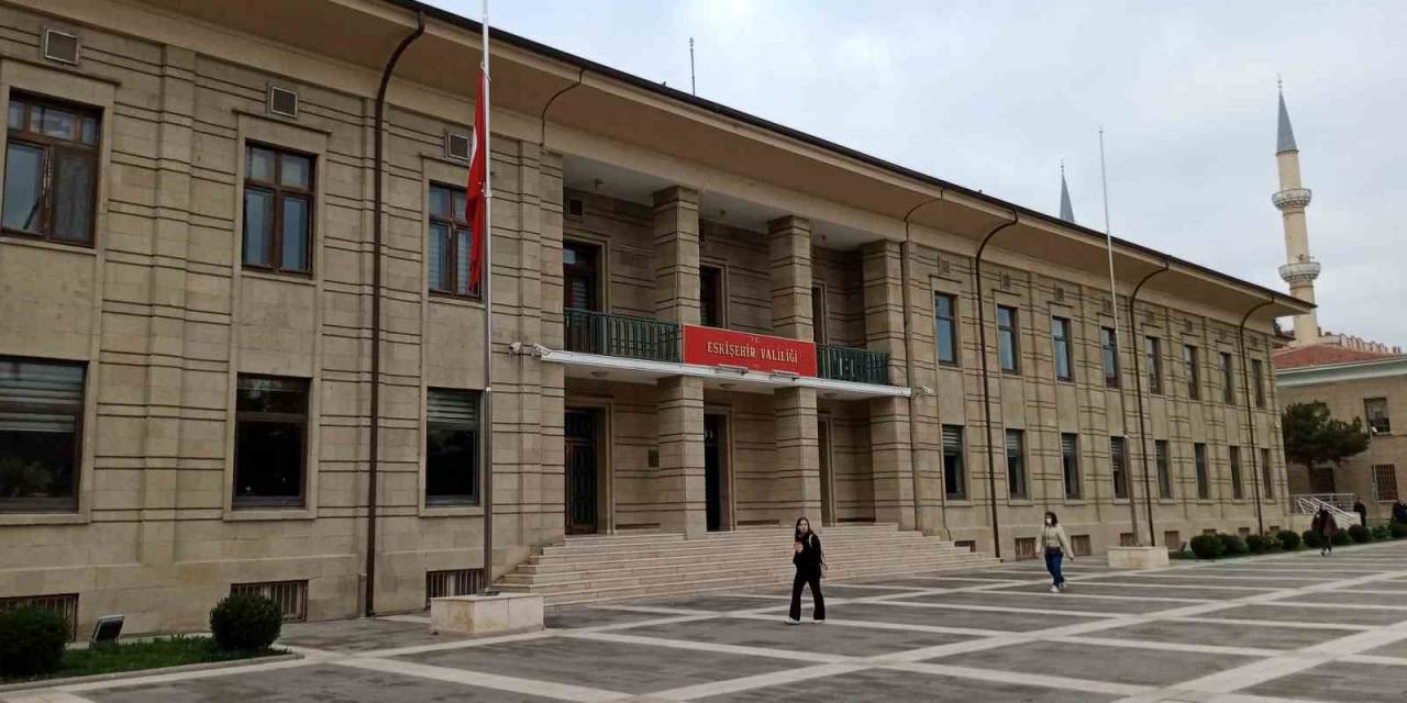 Eskişehir’de De Bayraklar Yarıya İndirildi