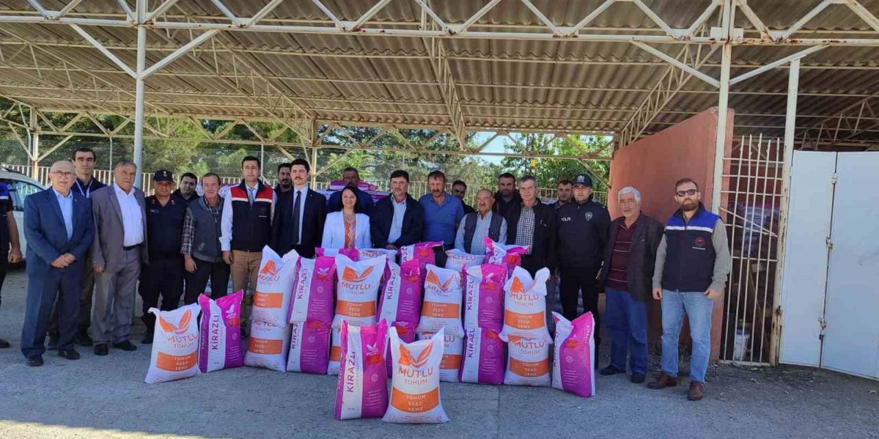 Çiftçilere 9 Bin 475 Kilogram Yem Bitkisi Tohumu Dağıtıldı