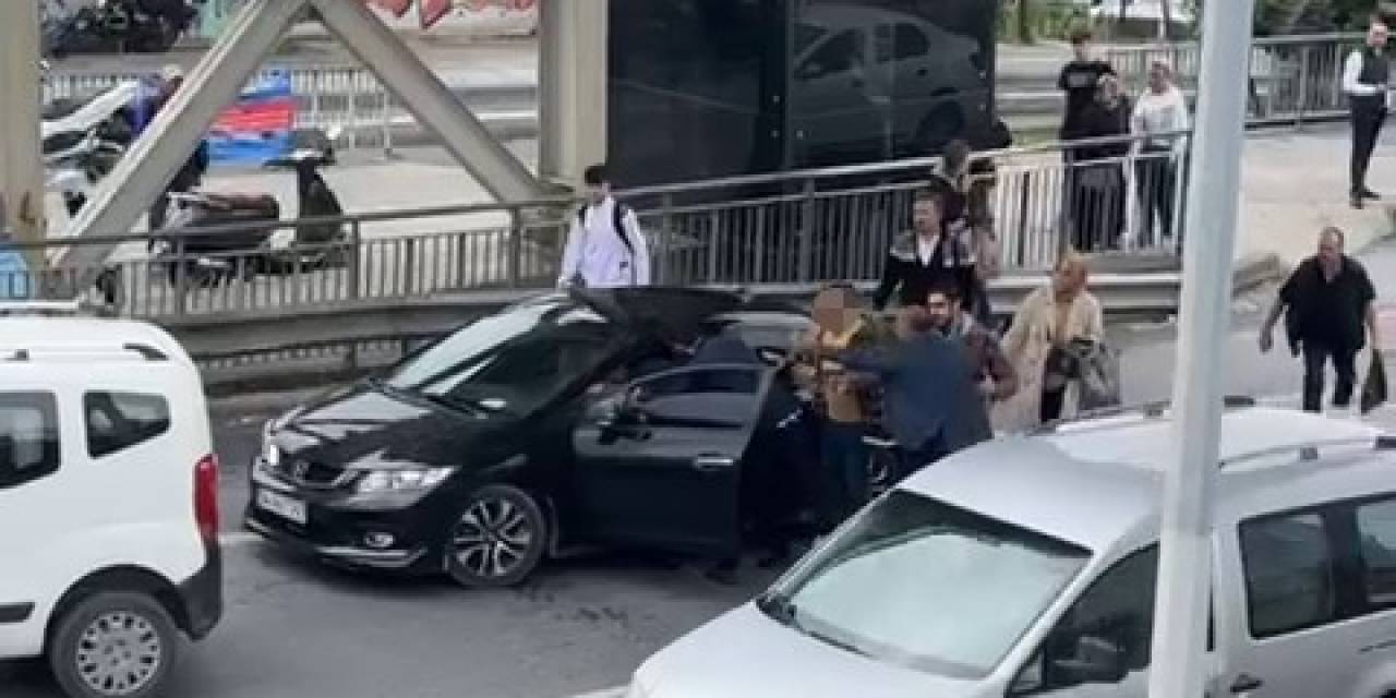 Boşanma Aşamasındaki Eşinin Ailesiyle Mahkeme Çıkışı Kavga Etti
