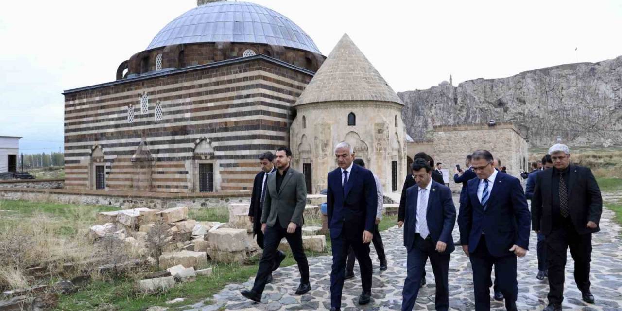 Bakan Ersoy Eski Van Şehrini İnceledi