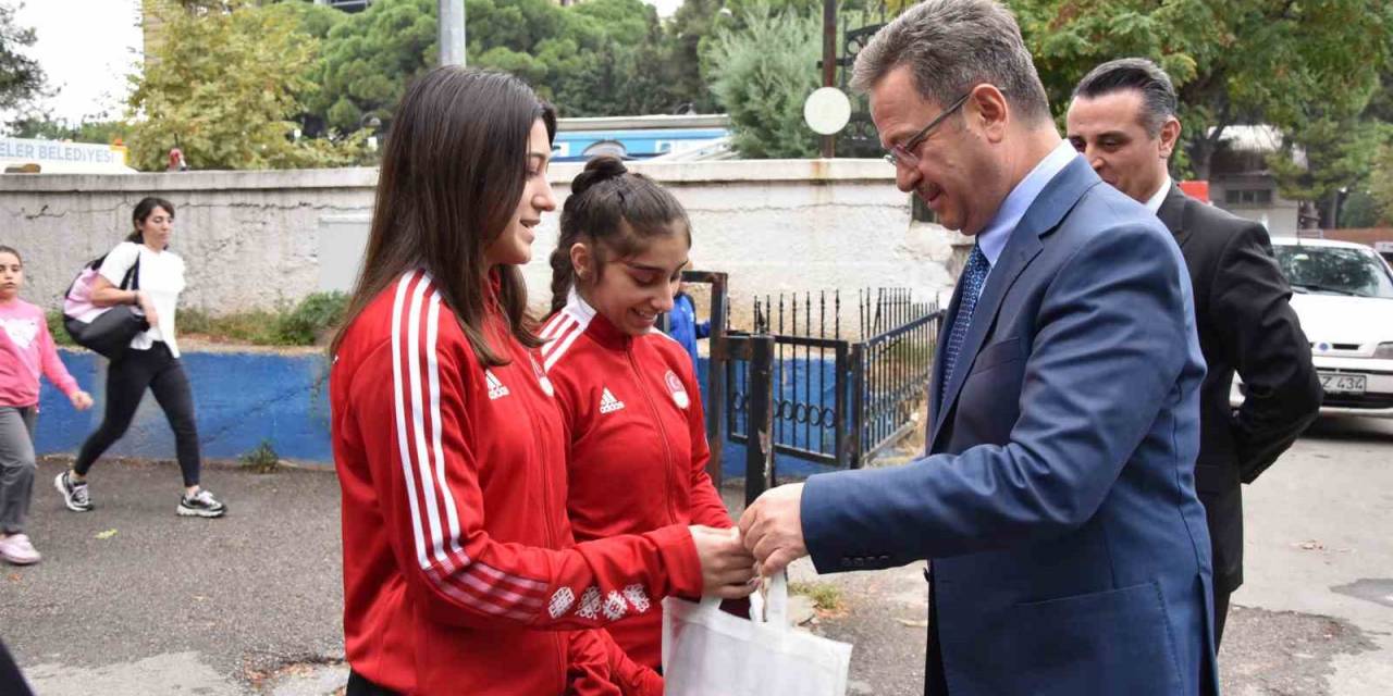 Vali Enver Ünlü, Genç Sporcularla Buluştu