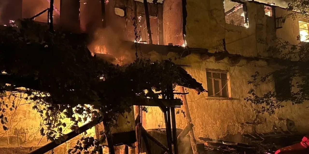 Alevlere Teslim Olan Ev Küle Döndü