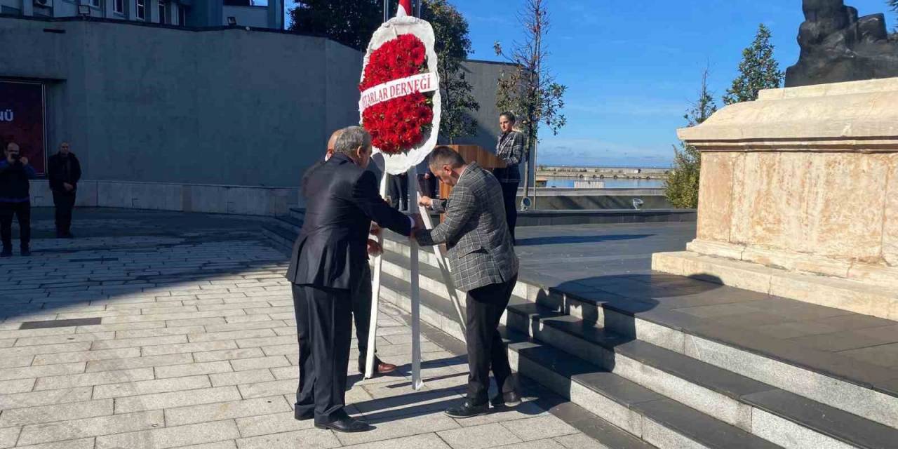 Zonguldak’ta Muhtarlar Çelenk Bıraktı