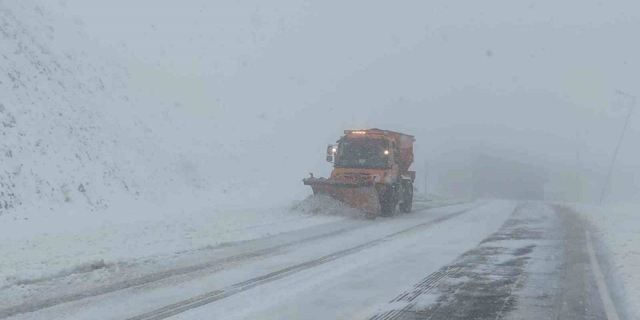 Kar Yağışı 3 Bin Rakımlı Karabet Geçidi’nde Etkili Oluyor