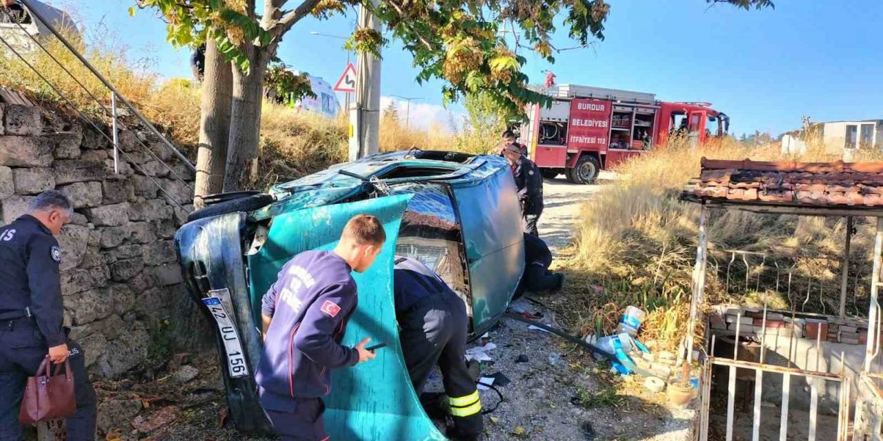Burdur’da Kontrolden Çıkan Otomobil Evin Bahçesine Uçtu: 1 Yaralı
