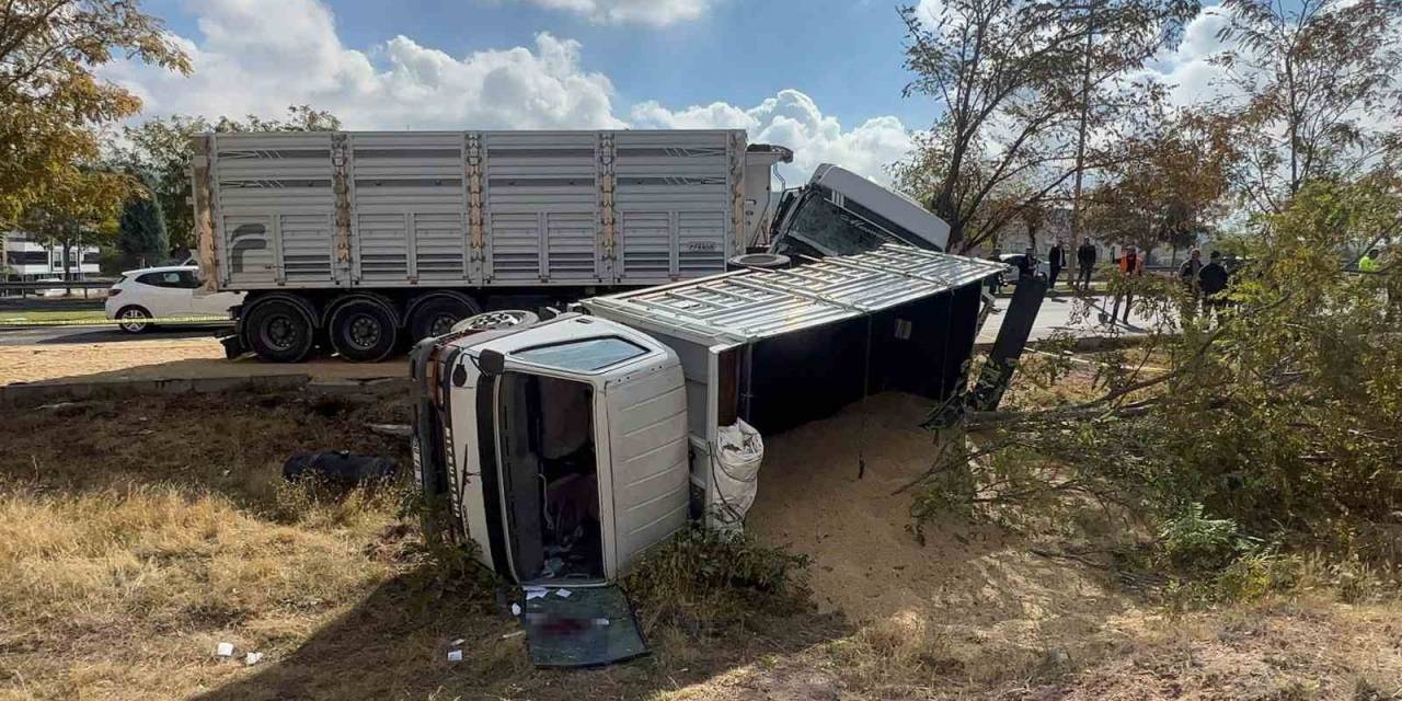 Tır Önünde Seyreden Kamyonete Çarptı: 4 Yaralı