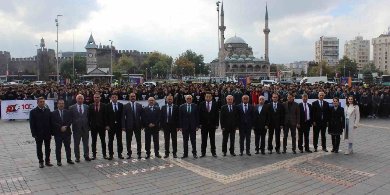 Bin 200 Öğrenciden ‘İstiklal Marşı’ Şöleni