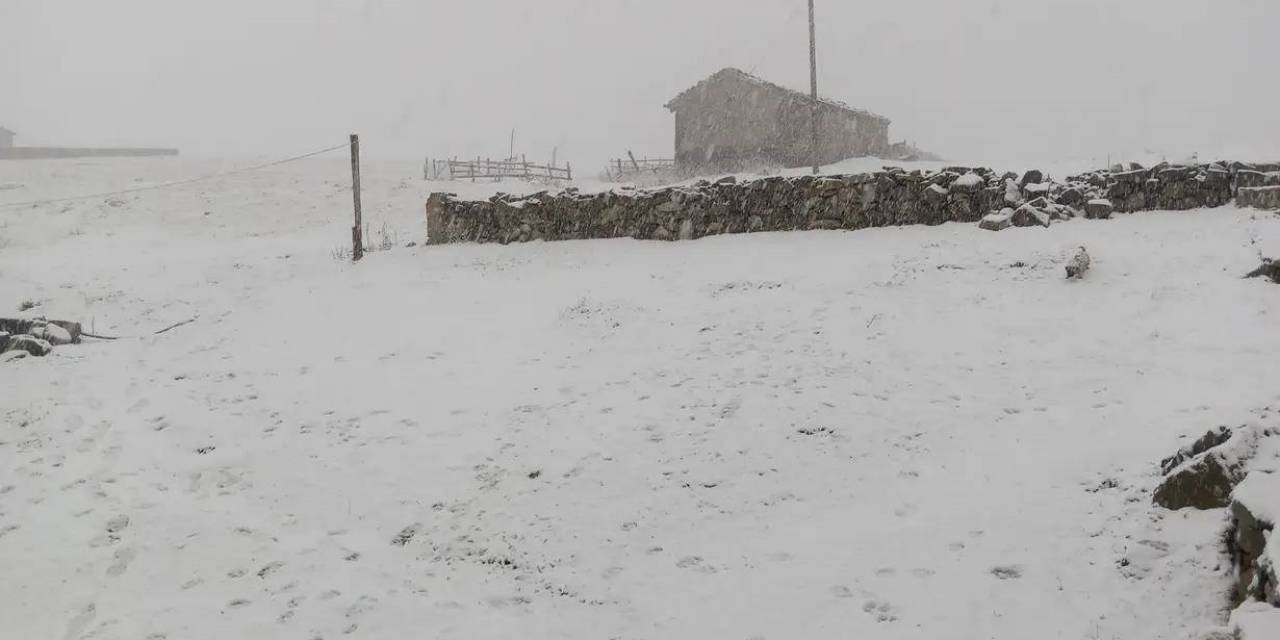 Bayburt’un Yüksek Kesimlerine Kar Yağdı