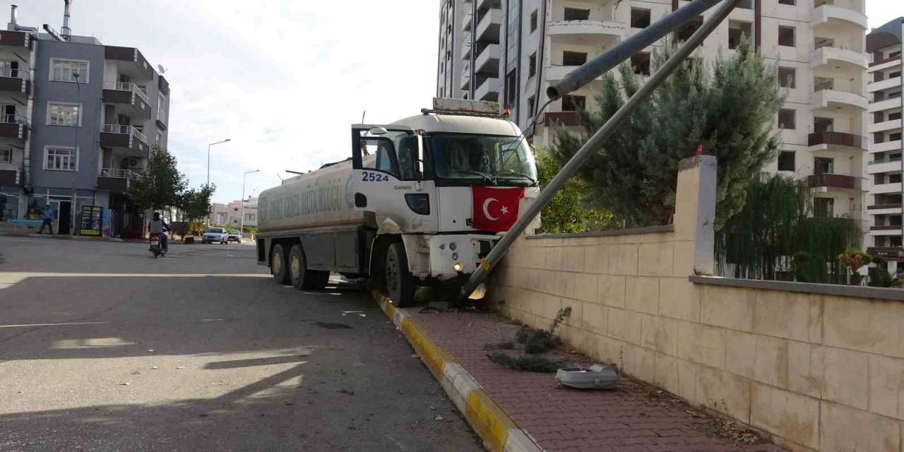 Polisin ’dur’ İkazına Uymayarak Kaçan Su Tankeri Kaza Yaptı