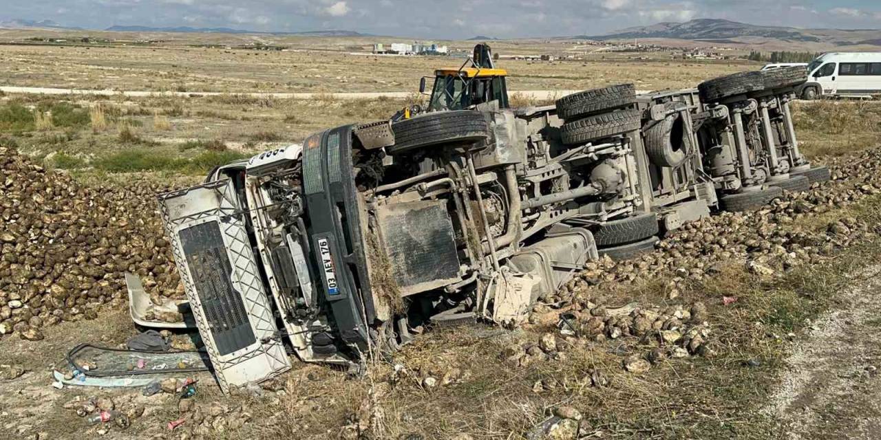 Hafriyat Kamyonu Şeker Pancarı Taşıyan Tıra Çarptı, 3 Kişi Yaralandı