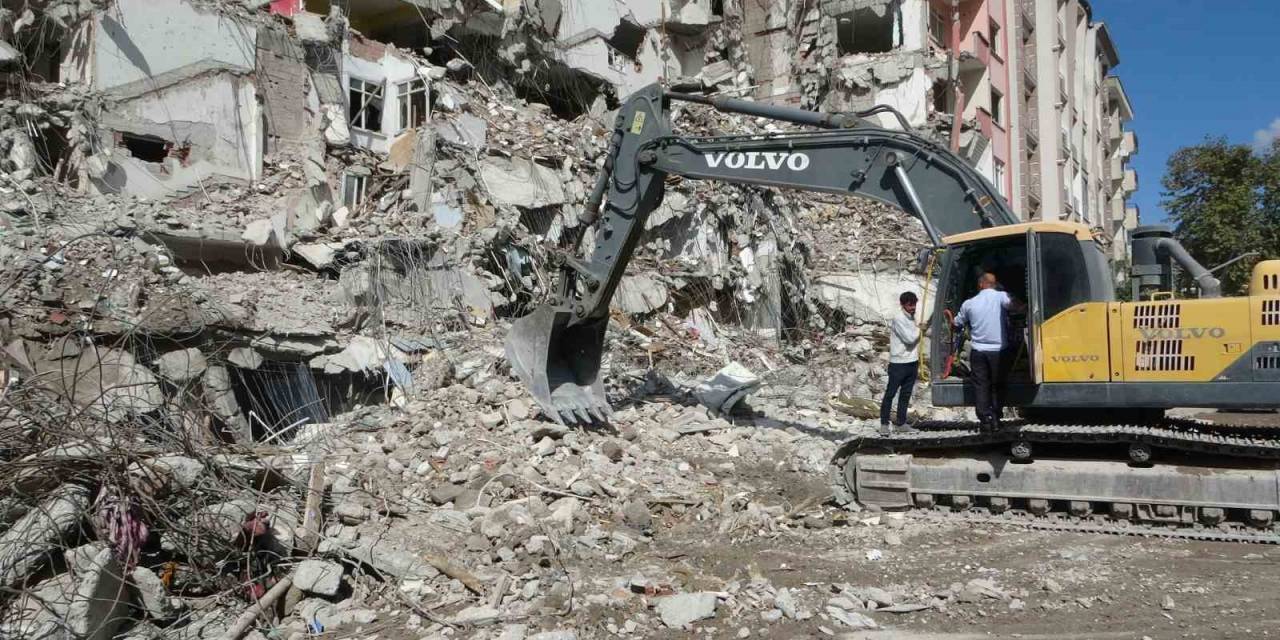 Malatya’da Ağır Hasarlı Binalar Eş Zamanlı Yıkılıyor