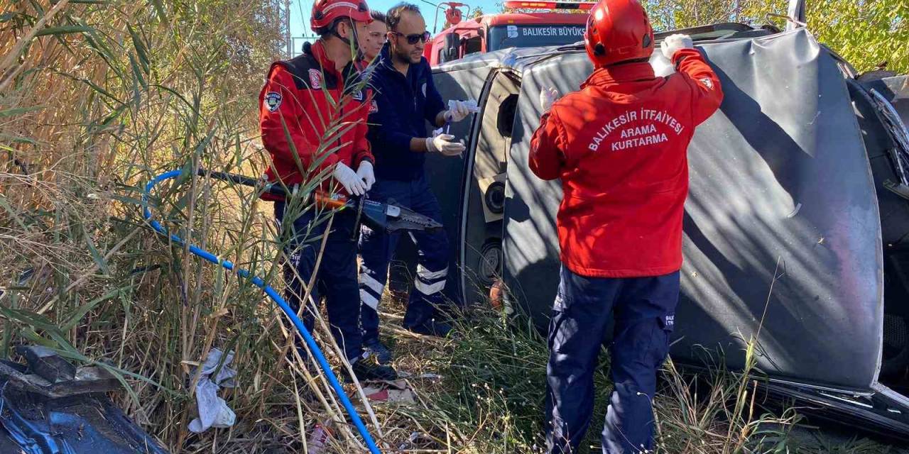 Burhaniye’de Direğe Çarpan Otomobilin Sürücüsü Yaralandı