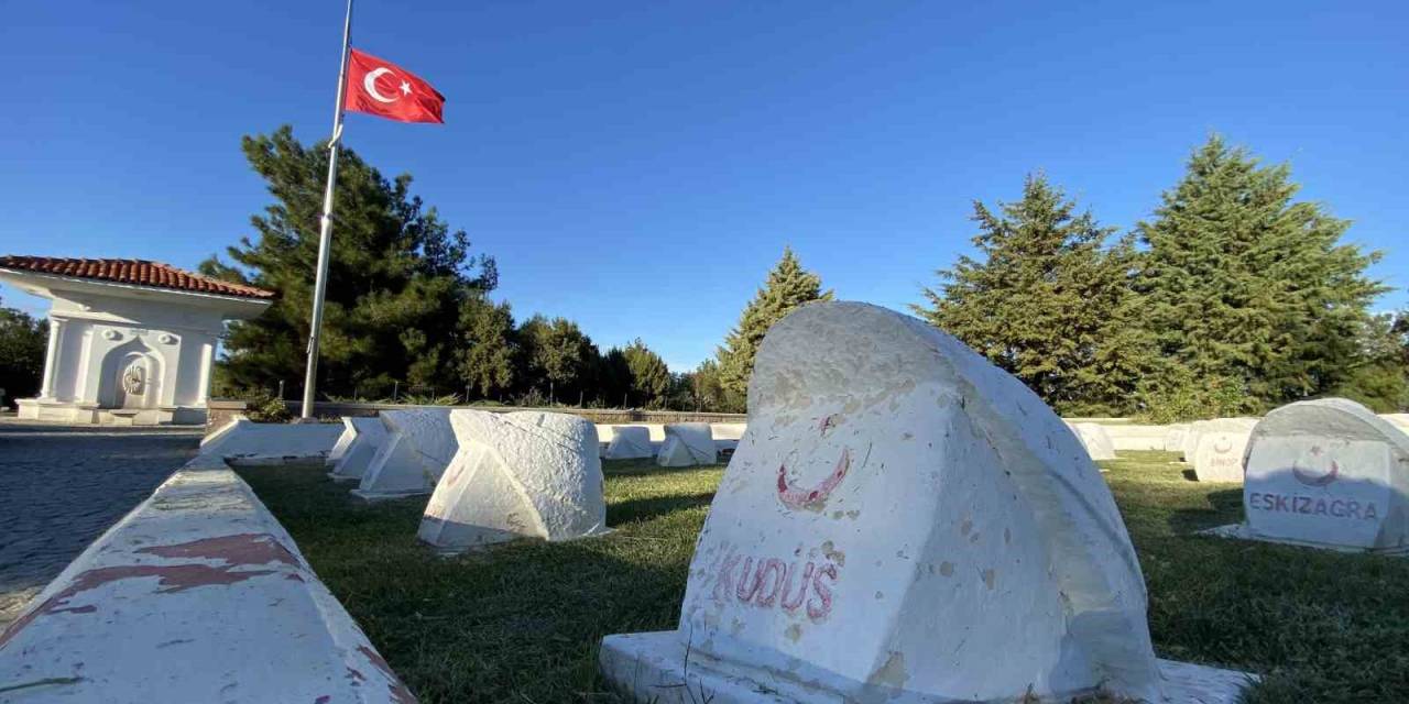 Gelibolu Yarımadası Ve Şehitliklerdeki Bayraklar Yarıya İndirildi