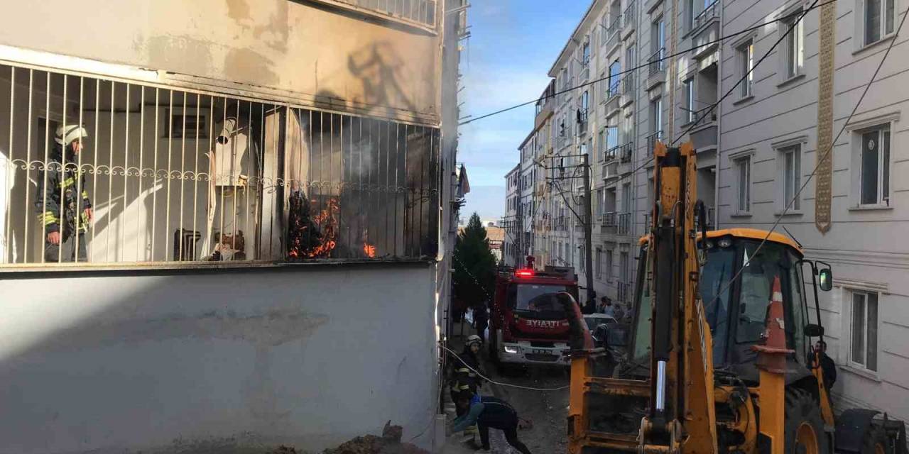 Tekirdağ’da Korku Dolu Anlar Kamerada: Su Patlağını Ararken, Doğalgaz Borusunu Patlattı