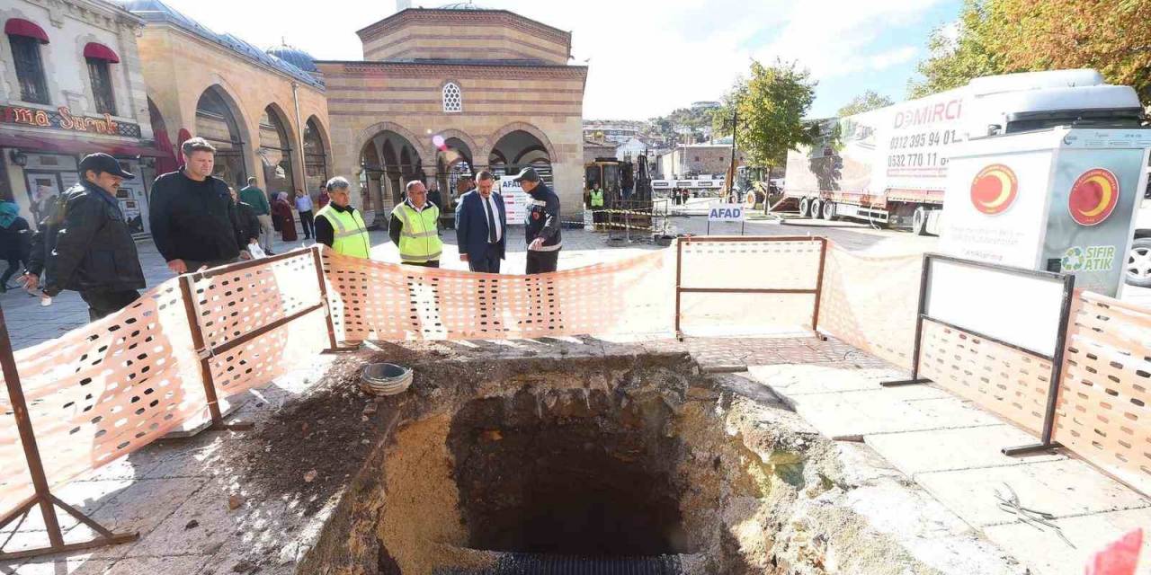 Tarihi Nasrullah Meydanı’nda Yağmur Suyu Birikme Sorunu Ortadan Kaldırılıyor