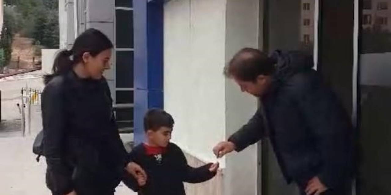 6 Yaşındaki Çocuk Bulduğu Altın Bilekliği Polise Teslim Etti