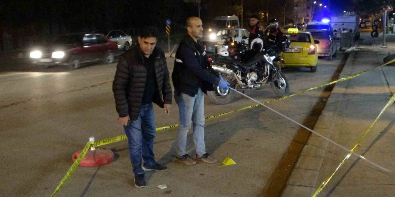 Yol Kenarında Beklerken Sırtında Vuruldu