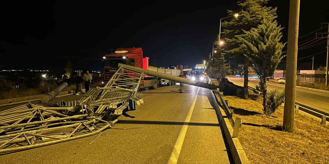 Burdur’da Dorsesi Açık Unutulan Kamyon Trafik Levhasını Devirdi, Yol Trafiğe Kapandı