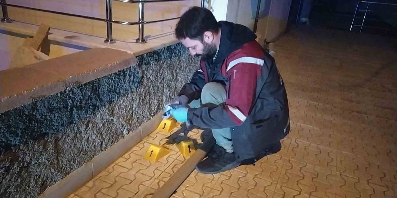 Evin Bahçesinden Pompalı Tüfekle Etrafa Ateş Açtılar
