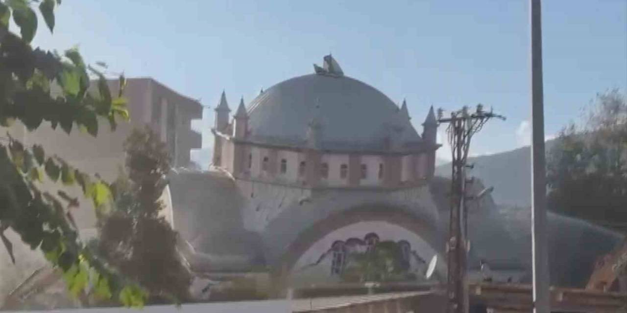 Ağır Hasarlı Caminin Çökme Anı Kamerada