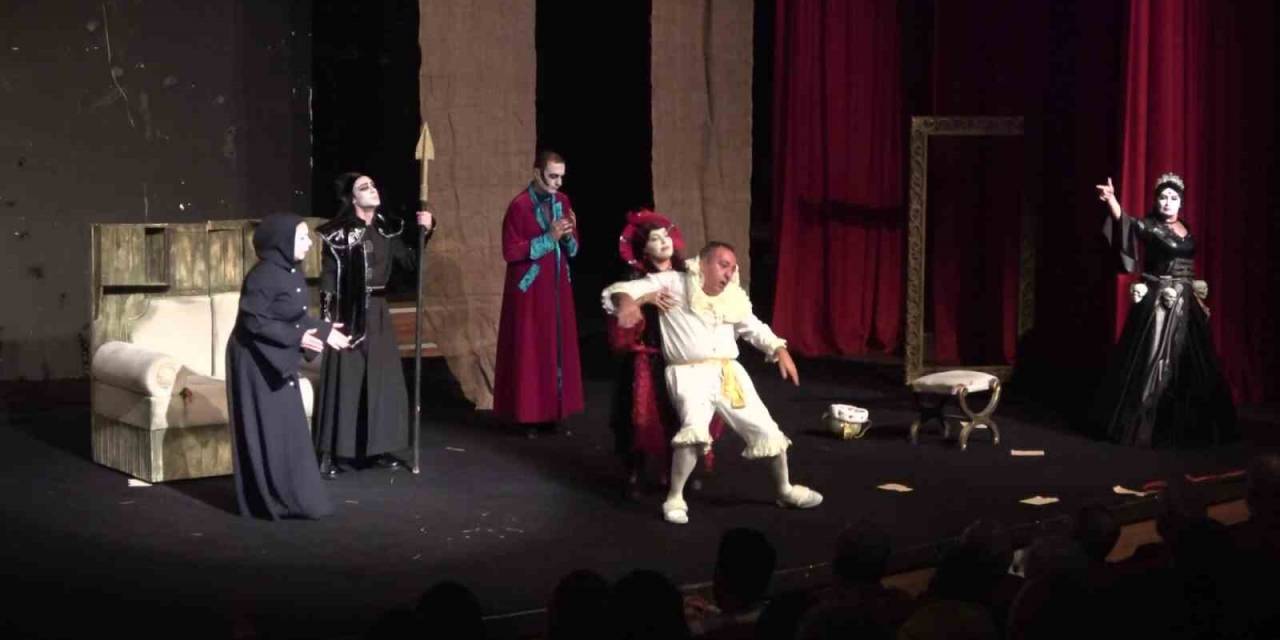 Azerbaycanlı Tiyatrocular ‘Kral Ölüyor’u Amasya’da Sahneledi