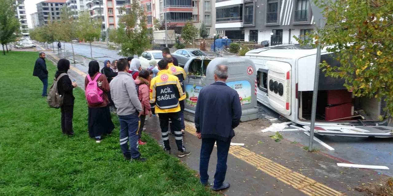 Malatya’da Minibüsle Çarpışan Öğrenci Servisi Devrildi