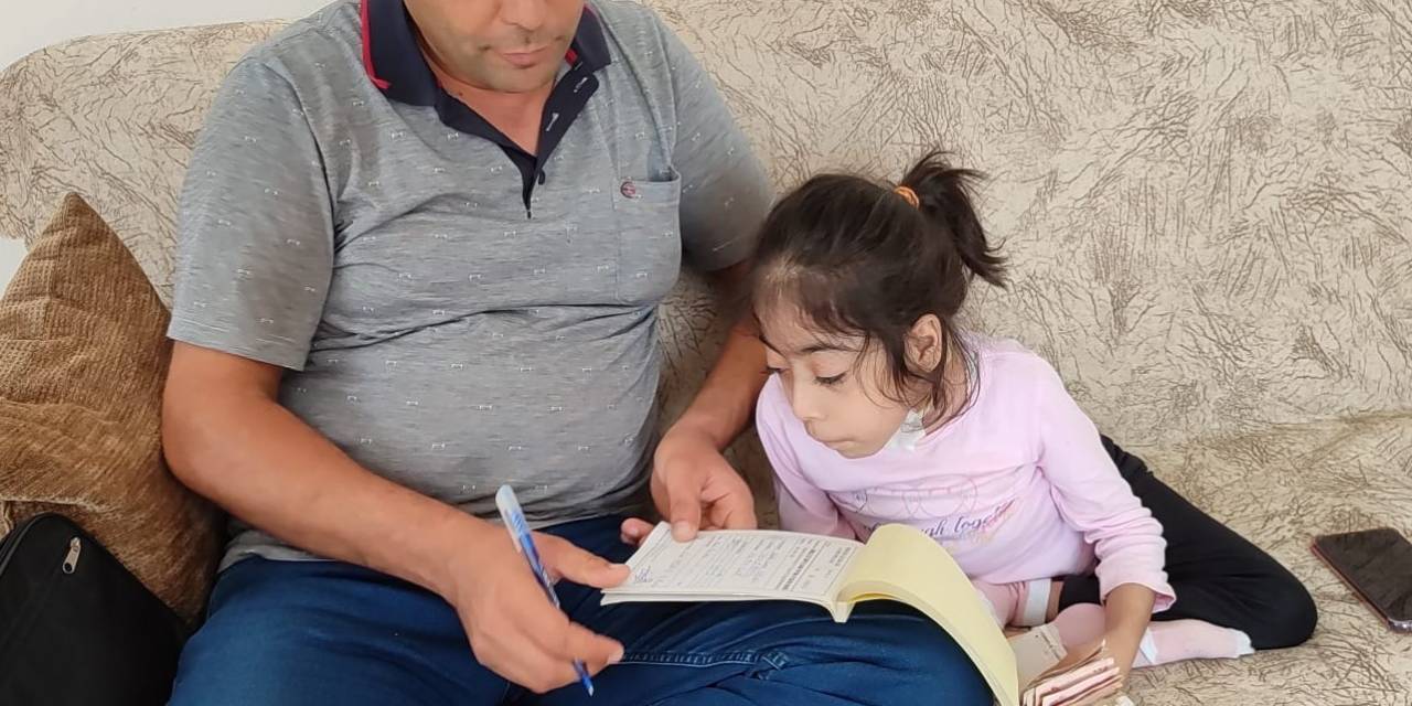 8 Yaşındaki Melek, Depremde Yıkılan Camiye Küpe İçin Biriktirdiği Parasını Bağışladı