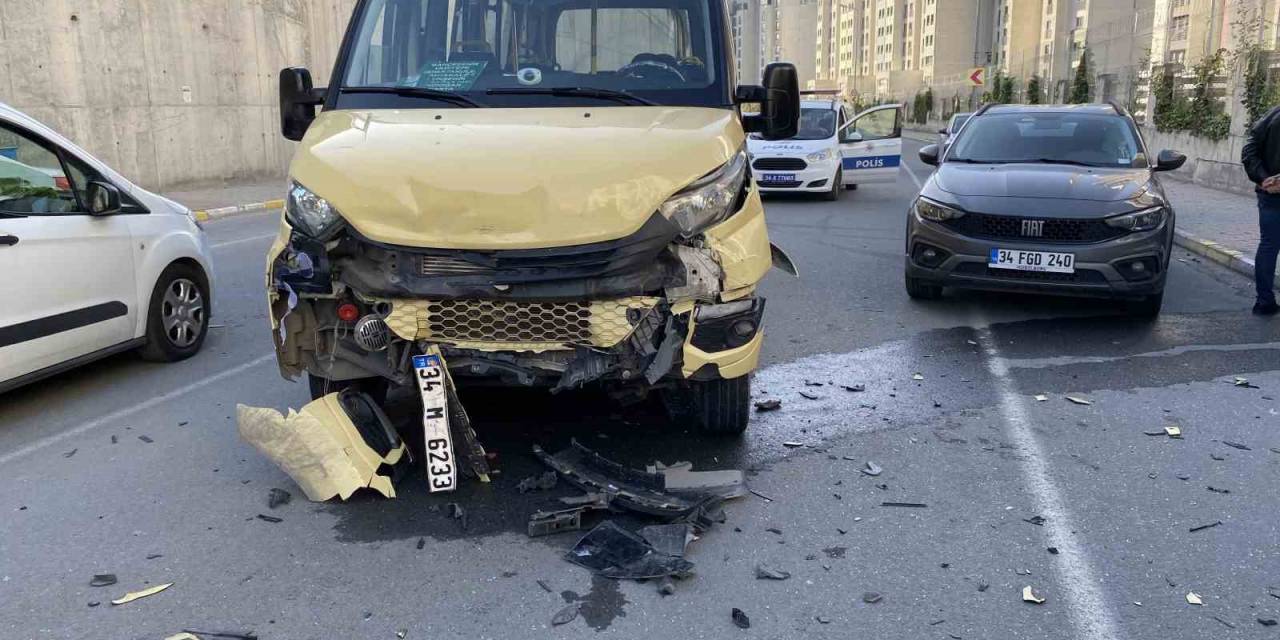 Yolcu Minibüsü Otomobile Çarptı: 4 Yaralı