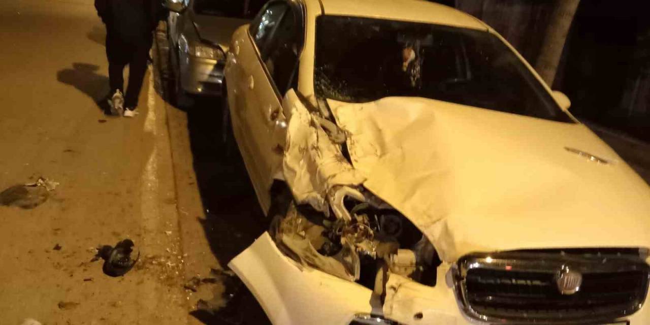 Park Halindeki 2 Otomobile Çarptı, Aracını Bırakıp Gitti