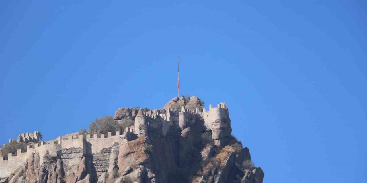 Tarihi Karahisar Kalesindeki Türk Bayrağı Filistin İçin Yarıya İndirildi
