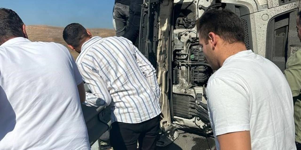 Şırnak’ta Freni Boşalan Kamyon Bariyerlere Çarptı: 2 Yaralı