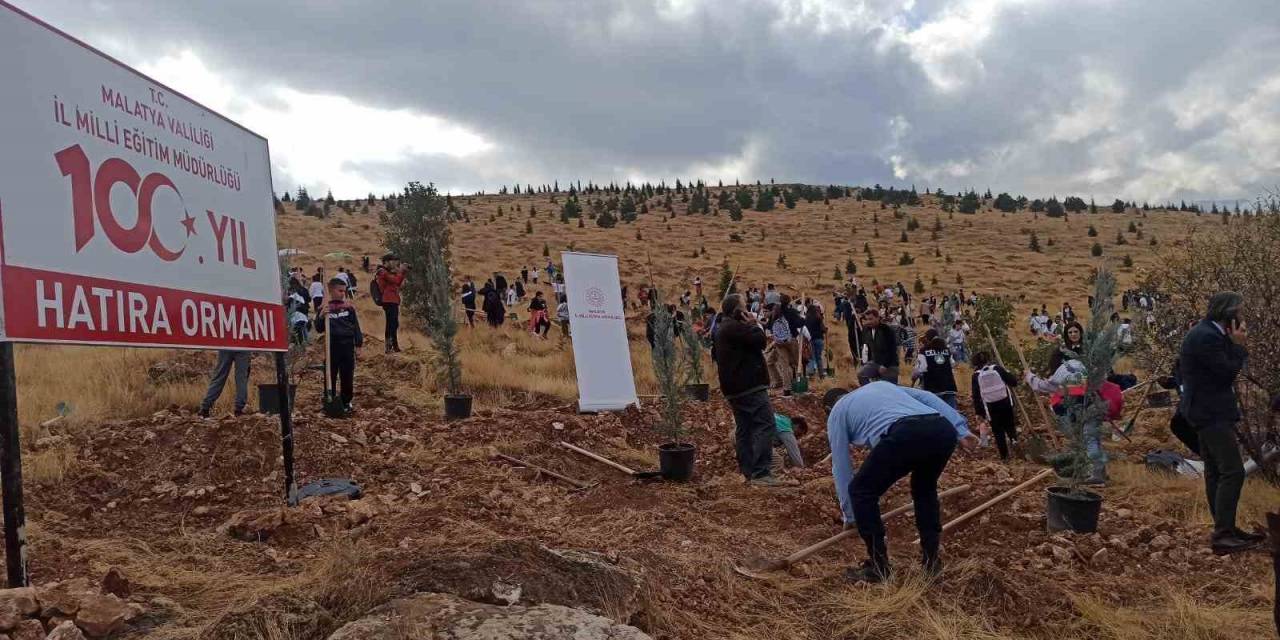 Cumhuriyet’in 100. Yılında Öğrenciler Fidan Dikti