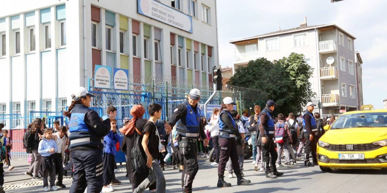 Küçükçekmece Zabıtasından Okul Önlerinde Denetim