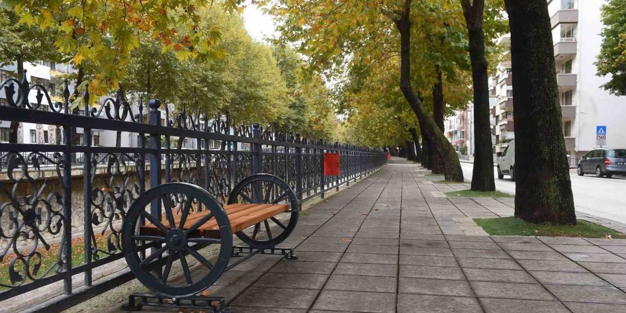 Karaçomak Deresi Kenarına Banklar Yerleştirildi