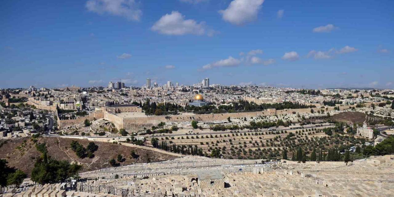 İsrail Güçlerinden Mescid-i Aksa’da Müslümanlara Gaz Bombası İle Müdahale